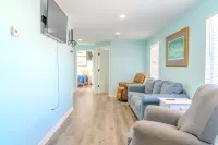 Spacious Kitchen and Modern Decor - Charming Coastal Retreat Hotels in Garden City