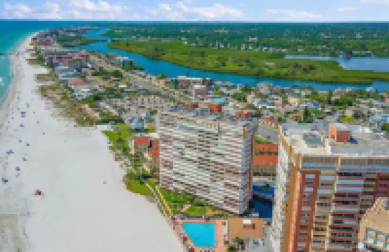 Wrap-Around Balcony and Pool Access - Stunning Beachfront Oasis 레딩턴 비치 호텔