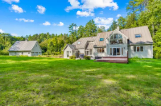 Hot Tub and Spacious Living Areas - Luxurious Cozy Haven