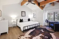 Stylish Townhome with Modern Kitchen and Cozy Fireplace - Elegant Retreat