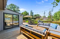 Charming Outdoor Oasis with Deck and Grill - Serene Retreat Hotels in Arvada