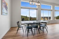 Stunning Views and Outdoor Fire Pit - Gorgeous Mountain Retreat