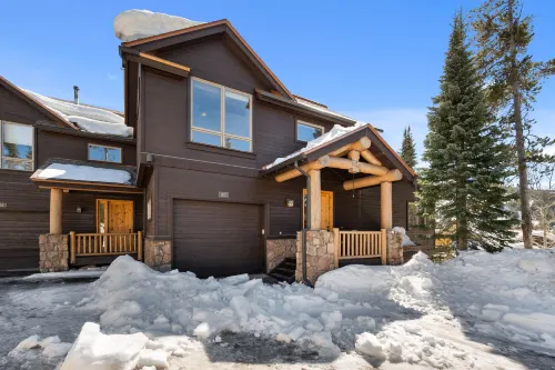 Stunning Mountain Views and Cozy Hot Tub - Enchanting Lodge Retreat