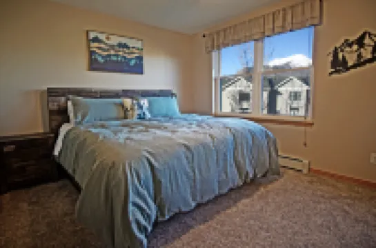 Near 5 Ski Resorts, Free Bus, Blue River, Hot Tub