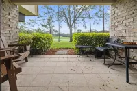 Golf Course View with Modern Comforts and Dining Options - Serene Retreat Hotel di Palm Harbor