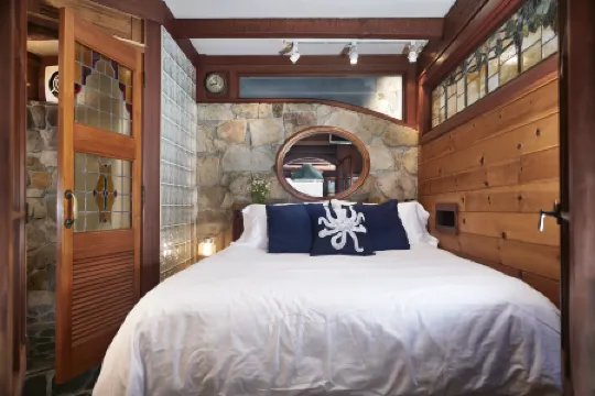 Beachfront Oasis with Stunning Views - Unique Sailing Vessel Charm