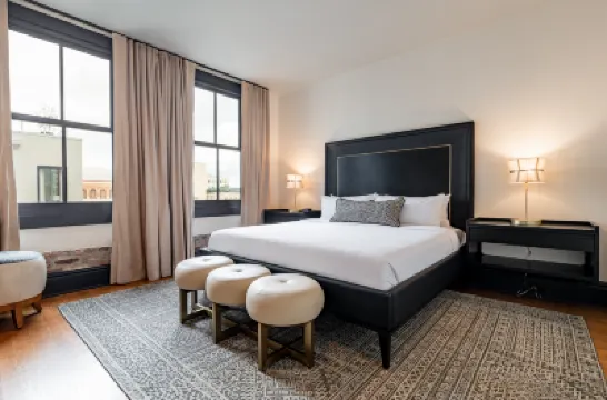 2BR Iconic Penthouse Living + Private Patio | The Mayfair 酒店