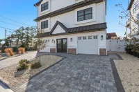 NEW 5-bedroom house 7 Houses to beach w/Elevator, Pool, Outdoor Kitchen&Fire Pit Hotels in Surf City