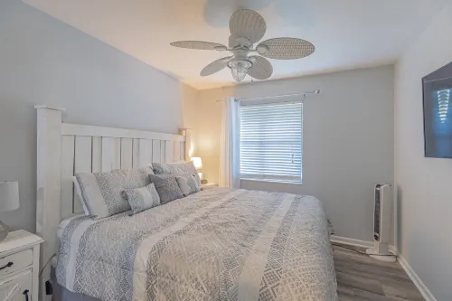 Modern Condo with Pool and Beach Access - Cozy Retreat