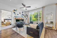 Elegant Retreat - Rooftop Lounge, Pool, Fitness Center 디케이터 호텔