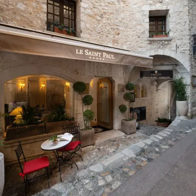 Hotel Le Saint Paul Hotel berhampiran Stadium Charles-Ehrmann