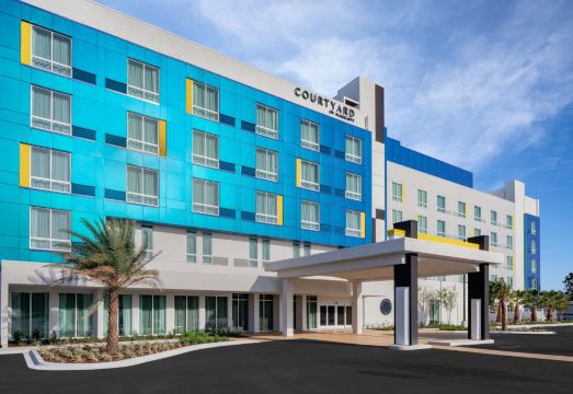 2. 코트야드 바이 ..