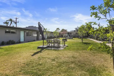 Contemporary Condo in Central Biltmore Отели рядом с достопримечательностью «Центральная библиотека Бертон Барр»