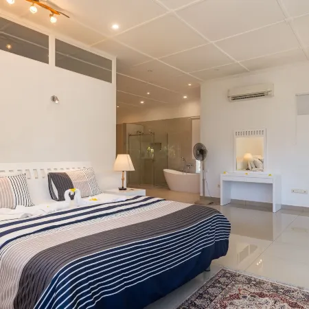 2 Bed Villa - Sleeps 4 - Pets - Pool - Garden