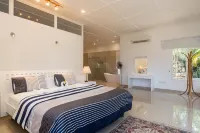 2 Bed Villa - Sleeps 4 - Pets - Pool - Garden - Parkplatz