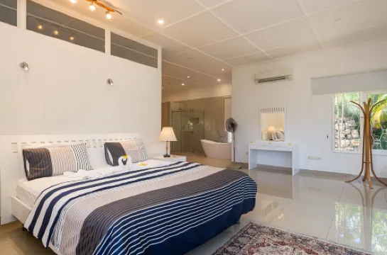 2 Bed Villa - Sleeps 4 - Pets - Pool - Garden