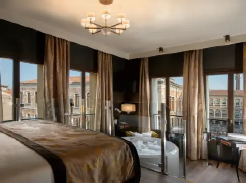 Palazzo Veneziano - Venice Collection