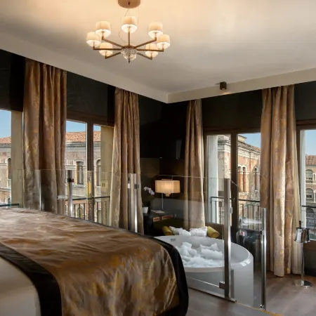 Palazzo Veneziano - Venice Collection