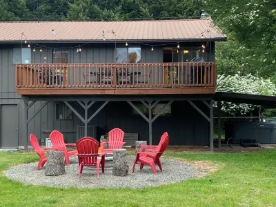 Spacious Family Vacation Retreat! Hotels near La Wis Wis Campground