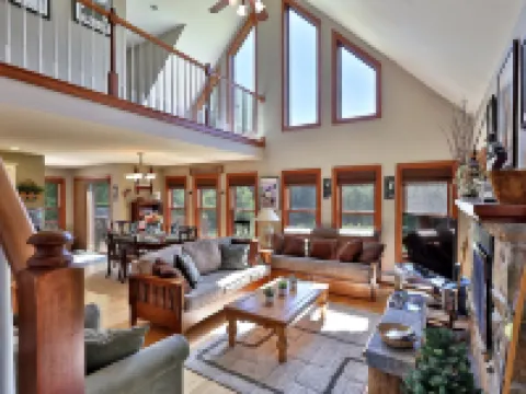 Cortina Mountain Chalet - Outdoor Hot Tub - Close to Pico and Killington Mountains 3 Bedroom Home Hotels in Mendon