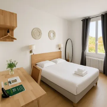 Logis Hôtel du Cirque Troyes Centre Historique Отели рядом с достопримечательностью «Музей Сен-Луп»