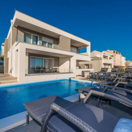 Apartments with Pool Villa Zora