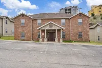 Country Farmhouse - Best of Branson! Hotels near Hollywood Wax Museum