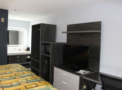 Douglas Inn & Suites