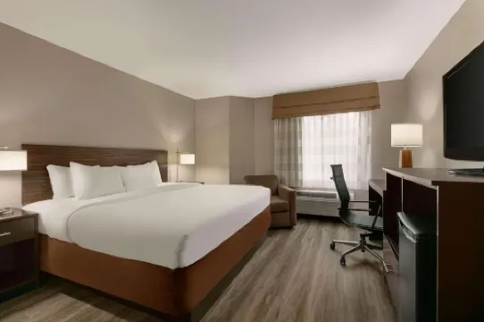 คันทรีอินน์แอนด์สวีทส์ บายเรดิสัน โรโนค ราพิดส์ นอร์ทแคโรไลนา