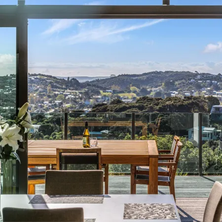 Taonga with Sea Views by Waiheke Unlimited Отели рядом с достопримечательностью «Автобус Explorer Island Waiheke»