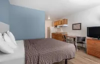 WoodSpring Suites Austin Northwest - Bathtub
