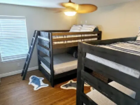 Short walk to the beach Hoteles en Freeport