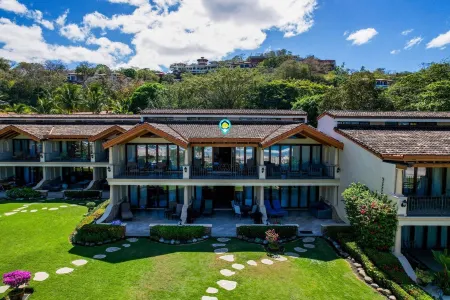 Upscale Two-Bedroom Condo in Playa Flamingo with Beautiful Oceanfront Views Отели в г. Плайя Фламинго