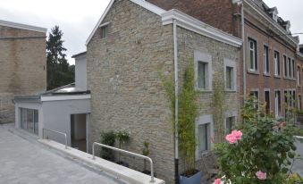 Stylish Stay Near Forest