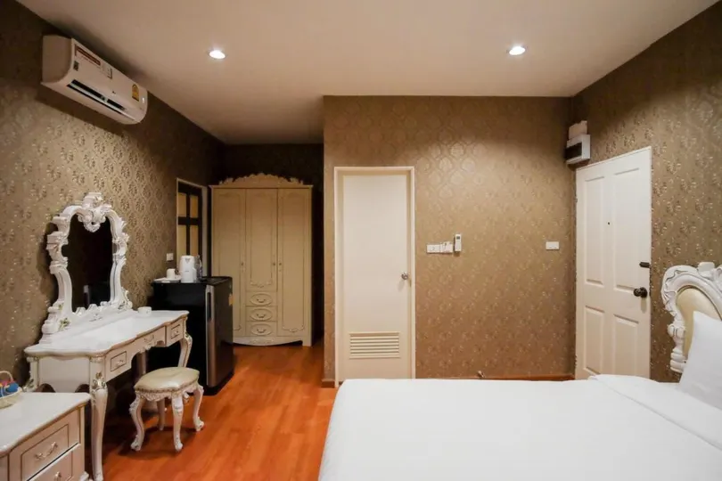 The O-Zone Airport Inn