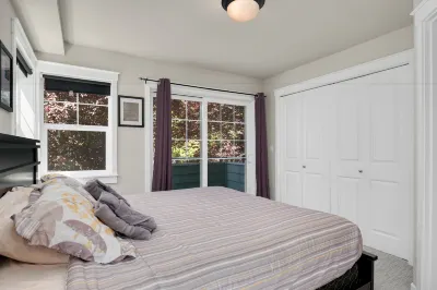 Seattle Vacation Home: Berlin Wall Hotels in Central Seattle