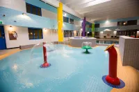 Travelodge Hotel by Wyndham Saskatoon - ที่มีสระว่ายน้ำ