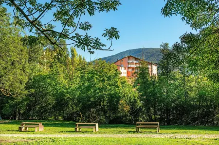 Hotel Restaurante la Glorieta Отели рядом с достопримечательностью «Cova d'Anes»