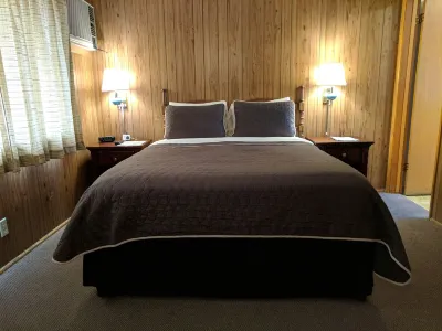 Lakeview Motel Hotel dekat Nuui Cunni Native American Intertribal Cultural Center and Museum