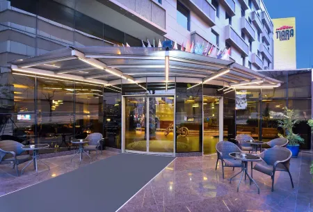 Tiara Thermal & Spa Hotel Отели рядом с достопримечательностью «Emir Sultan Cami»