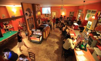 Sunflower Beach Backpacker Hostel & Bar