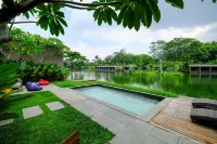 The Westlake Hotel & Resort Yogyakarta - piscina