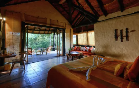Pugdundee Safaris - Kanha Earth Lodge