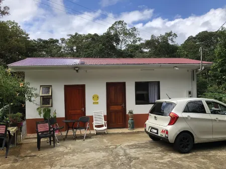 Papaya Guesthouse Отели рядом с достопримечательностью «Иден Айленд, Сейшелы»