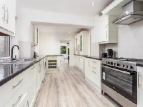 Cuthbert House - Donnini Apartments Hotels in Prestwick