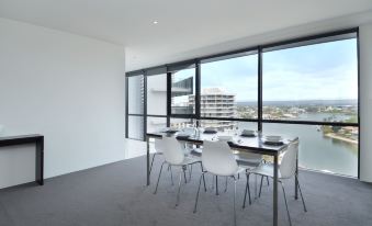 Circle on Cavill - HR Surfers Paradise