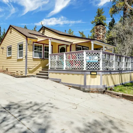 Modern 2Br Lakefront Cabin: Mins to Village w/ Dock Access & Wifi