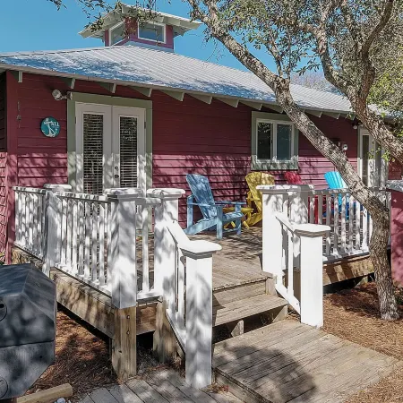 Beautiful Original Seaside Cottage + Swim & Tennis Club: Sleeps 6