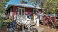 Beautiful Original Seaside Cottage + Swim & Tennis Club: Sleeps 6 Hotel in zona Seaside Beach