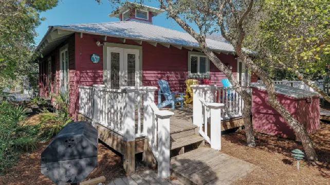 Beautiful Original Seaside Cottage + Swim & Tennis Club: Sleeps 6